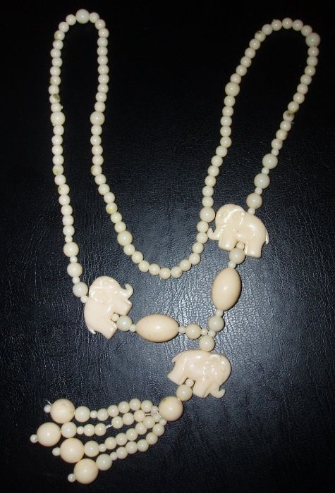 Колие от изкуствен материал, цвят слонова кост.