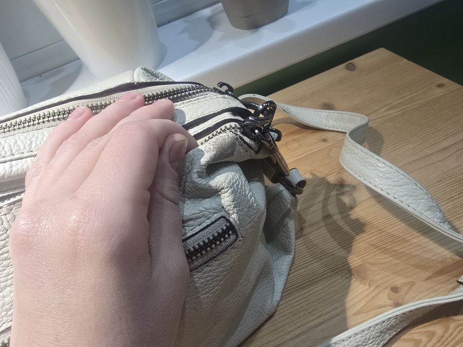 Продам сумочку белую