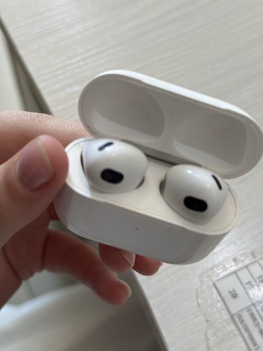 продается наушники AirPods 3 with Lightning Charging Case белый
