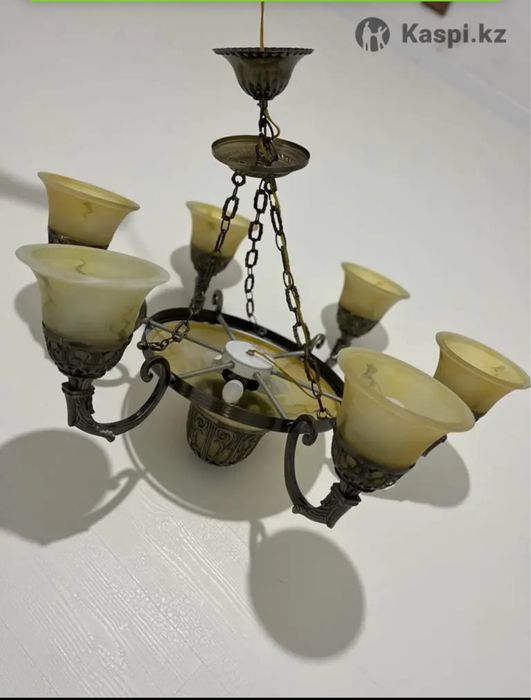 Люстра восьмирожковая