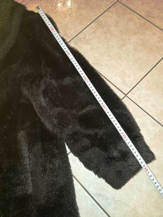 Продавам дамско черно палто от екокожа с косъм