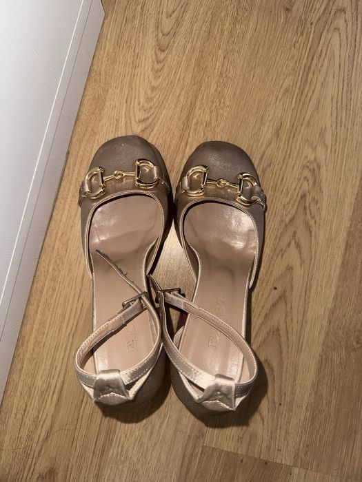 Токчета в цвят пепел от рози