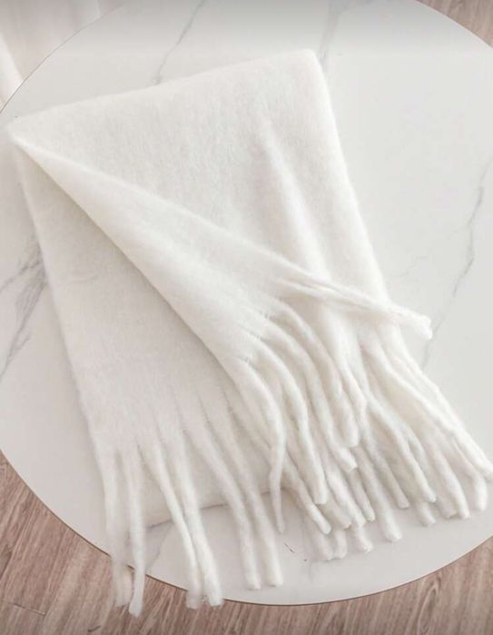 Бял дълъг шал с ресни