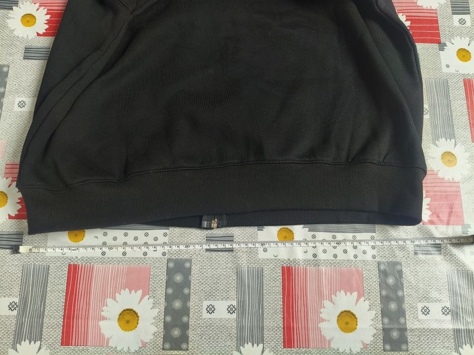 Vând bluza essentials cu fermoar și gluga