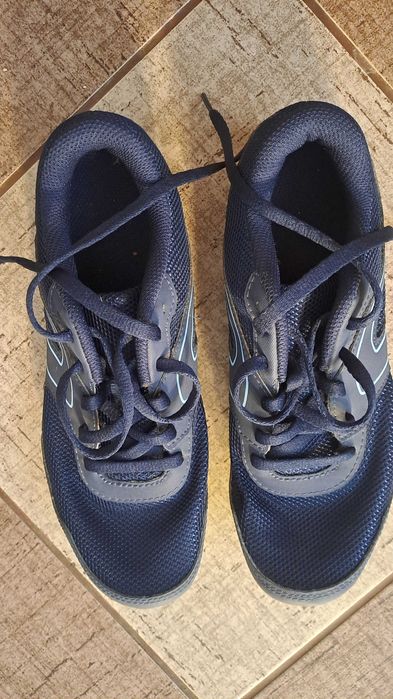 Vand adidasi pentru atletism,baieti