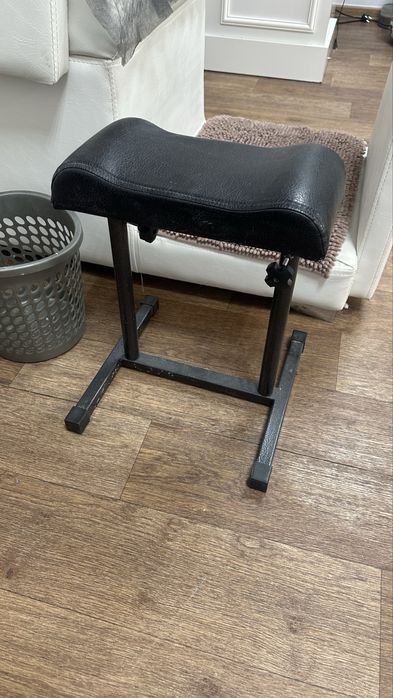 Стулья и педикюрная подсткавка