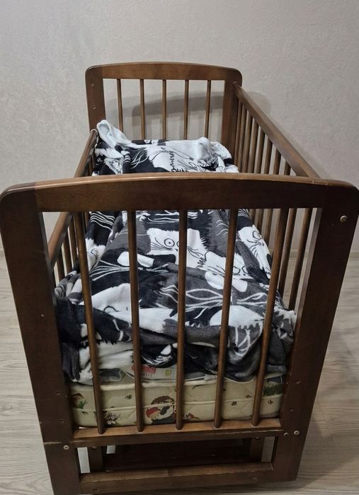 Манеж деревянный с матрасом