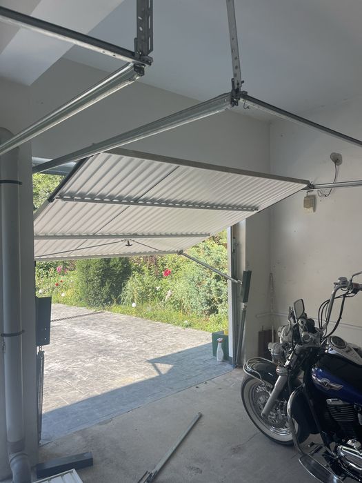 Usa de garaj latime 2,6 m inaltime 2,3 m , sh , manuala , cu incuiere