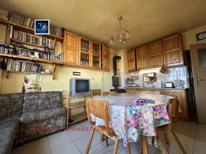 Продава се Тристаен апартамент в Плевен, Сторгозия - 96 кв.м за 1146 €/кв.м - Снимка #2