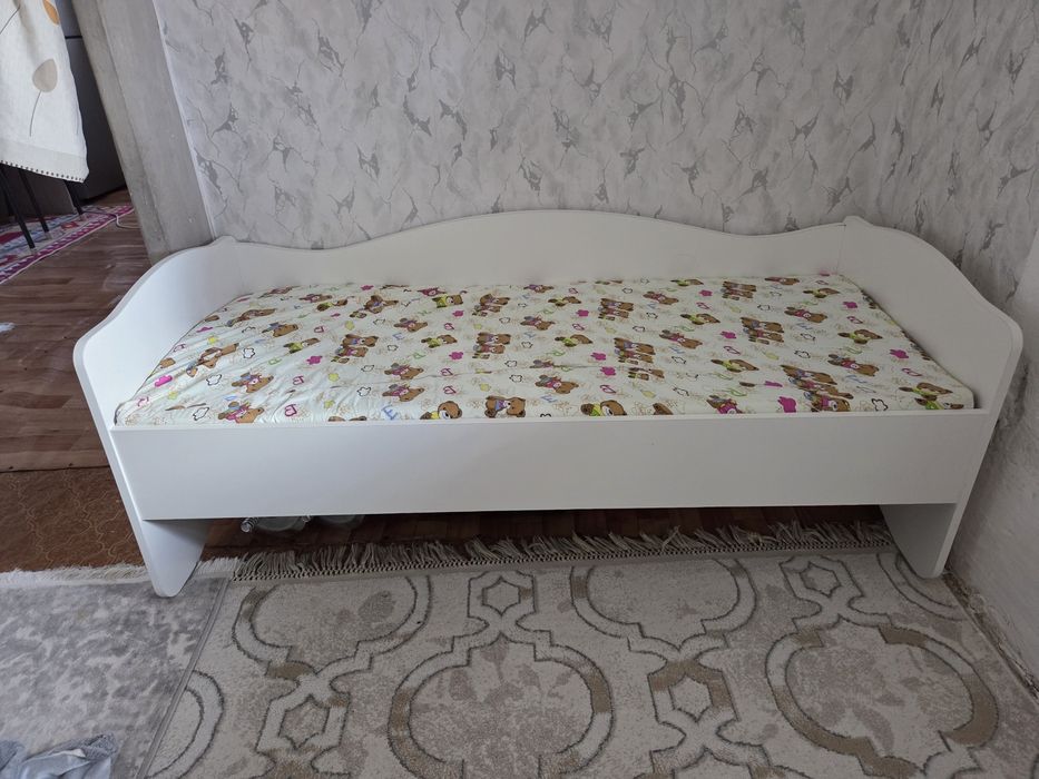 кровать с матрасом