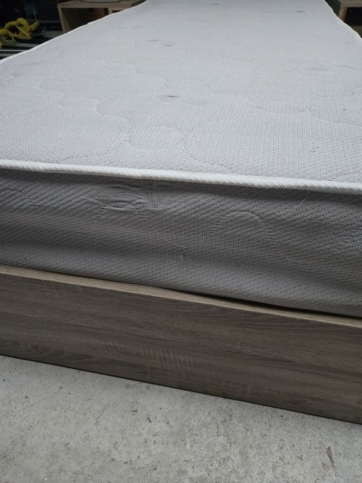 Единични легла и нощни шкафчета