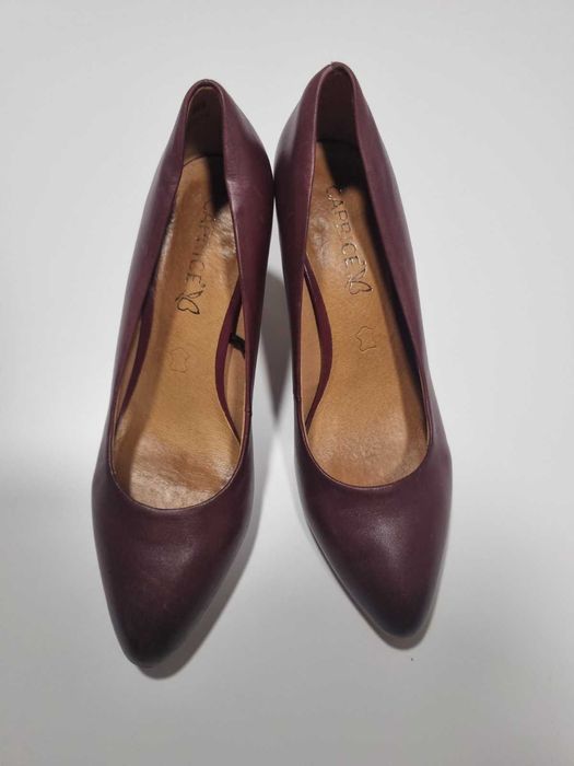 Елегантни затворени обувки Caprice, цвят бордо, остри върхове, ток 7,5