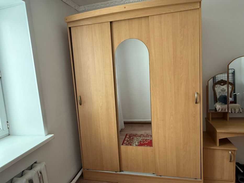 Шифоньер и туалетный столик