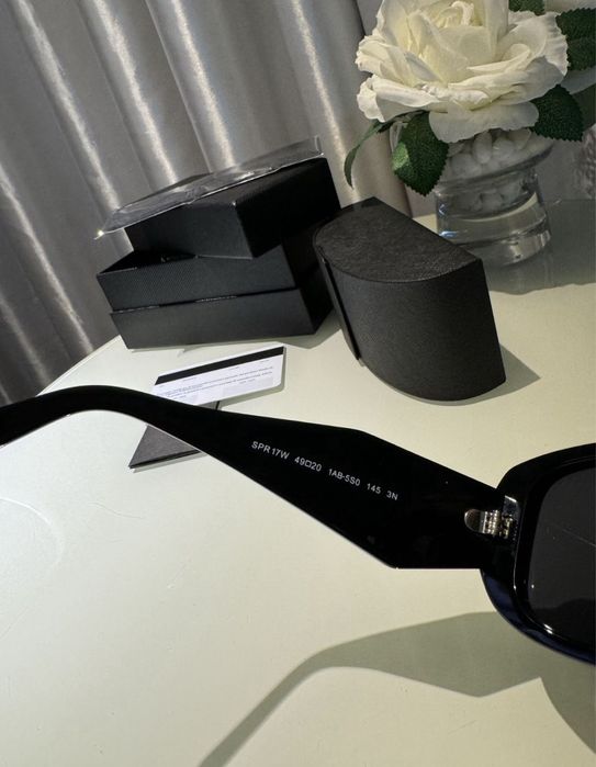 Солнцезащитные очки Prada