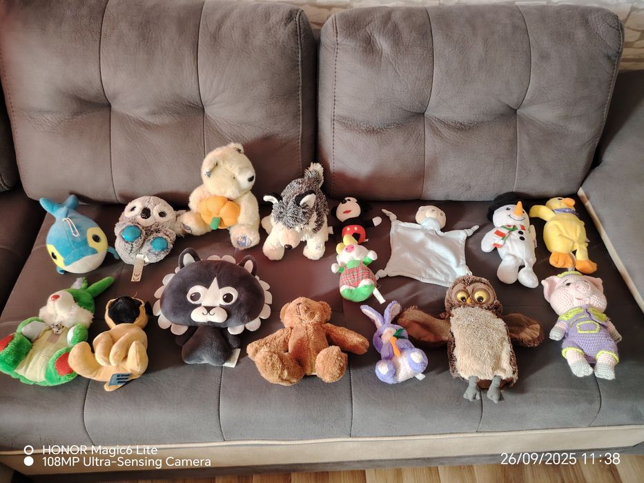 Кашон с плюшени играчки . Седяли са само за украса , не е играно с тях