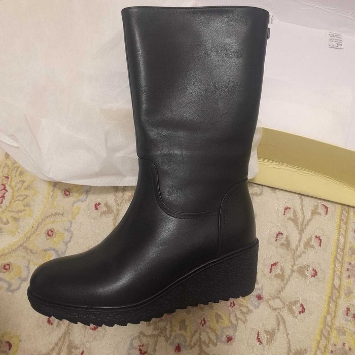 Продам женские сапоги