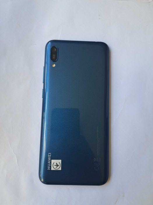 Продавам много запазен Телефон Huawei Y6.Има 32 ГБ рам памет.