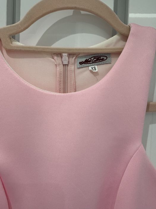 Mon cher - сладка бонбонена рокля. Стои прекрасно.