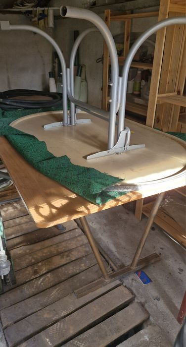 Голяма дървена маса с метална основа