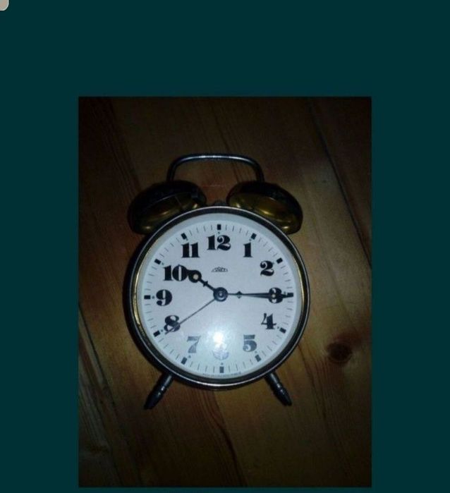 Часовници - настолни и ръчни; стари фотоапарати,броеници, стари телеф.