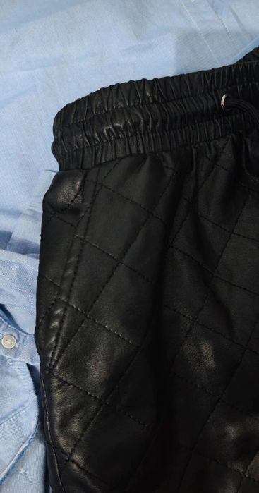 Vând Cămașă Drykorn plus pantaloni scurți căptușiți.