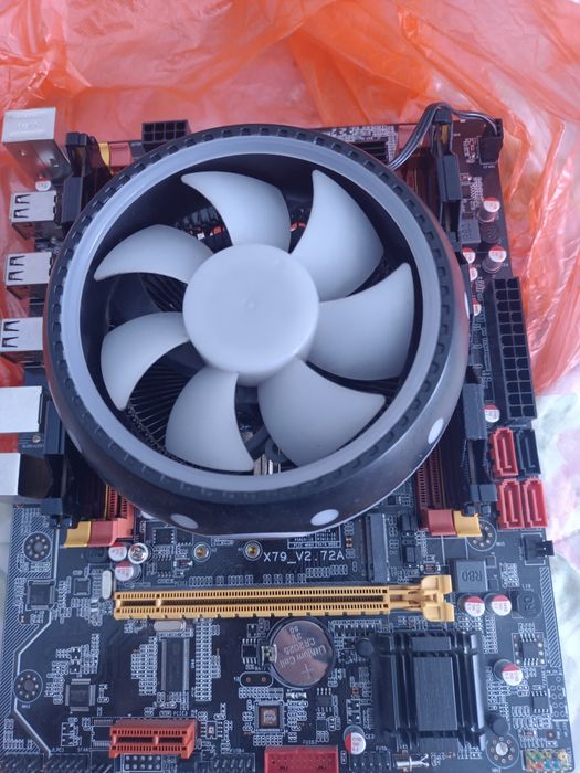 маиеринская плата с процессором Intel(R) Xeon(R)