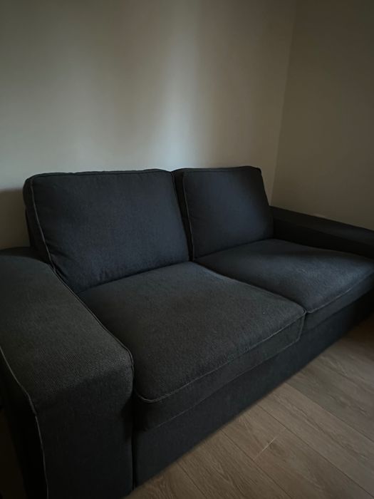 Двуместен сив диван Kivik (Ikea)