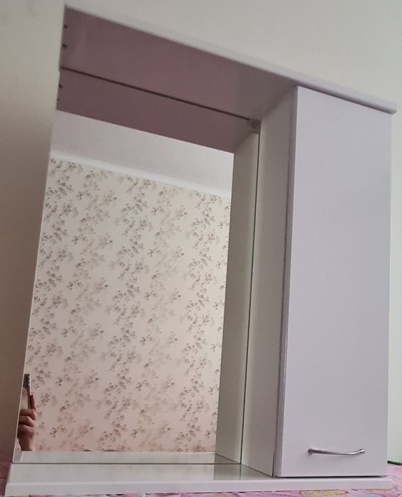 Навесной шкаф с зеркалом