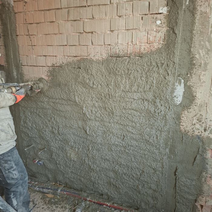 Efectuam tencuiala mecanizata