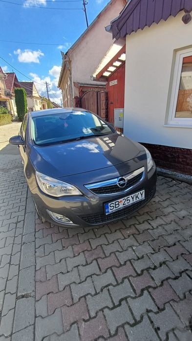 Vând opel astra j2010