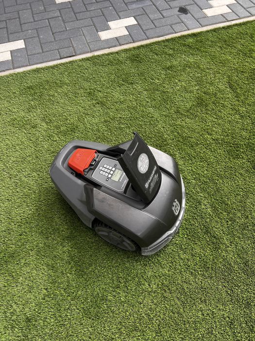 Robot tuns iarba în stare foarte bună cu acte