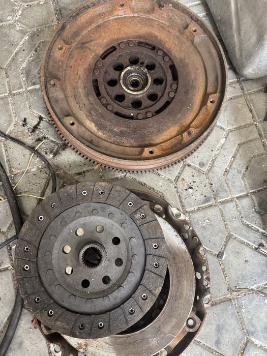 Продам запчасти на мерседес 210