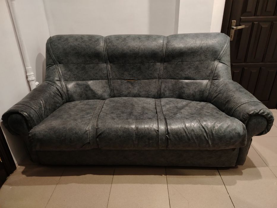 Продам диванчик недорого.