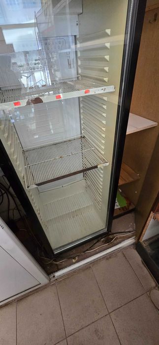 Продавам вертикална хладилна витрина