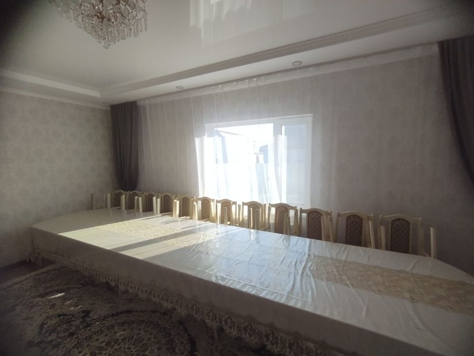 Гостинный стол с 24 стульями