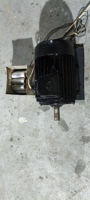 Vând motor trifazic cu cutie condensatori pentru funcționare la 220 v