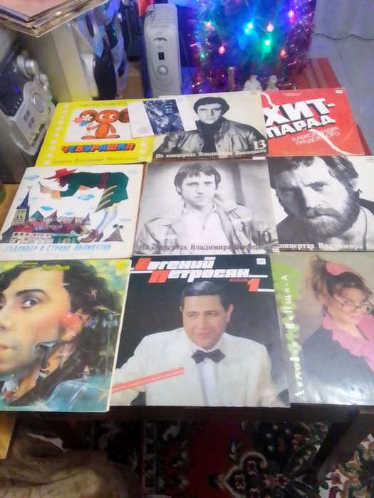 Видео и аудио .диски кассеты .пластинки