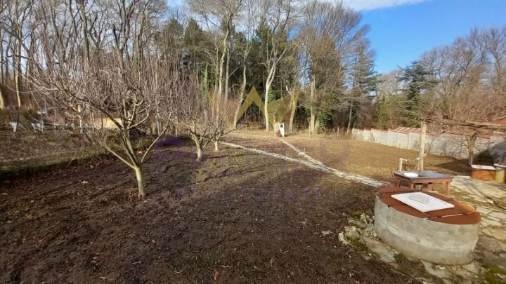 Парцел в Варна-м-т Боровец - север с ток и вода