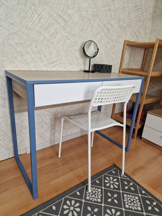 Письменный стол и стульчик от Икеа