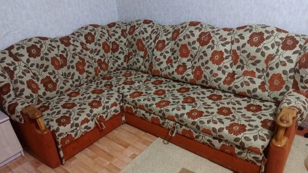 Продам диван Срочно . Недорого