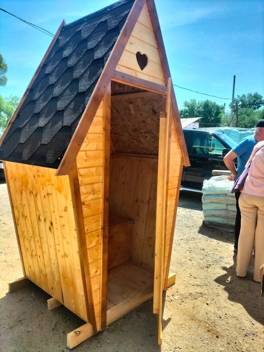 Уличный деревянный туалет