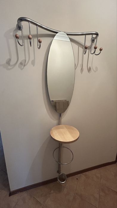 Продавам закачалка за коридор