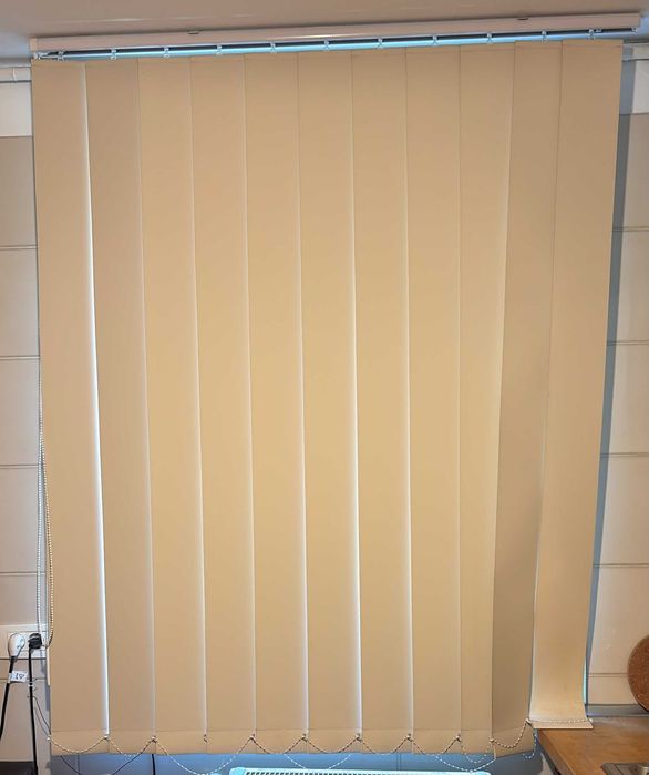 Jaluzele verticale crem cu sina 130 cm – complete, stare buna