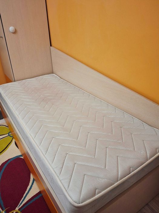 Единично легло с две чекмеджета+матрак