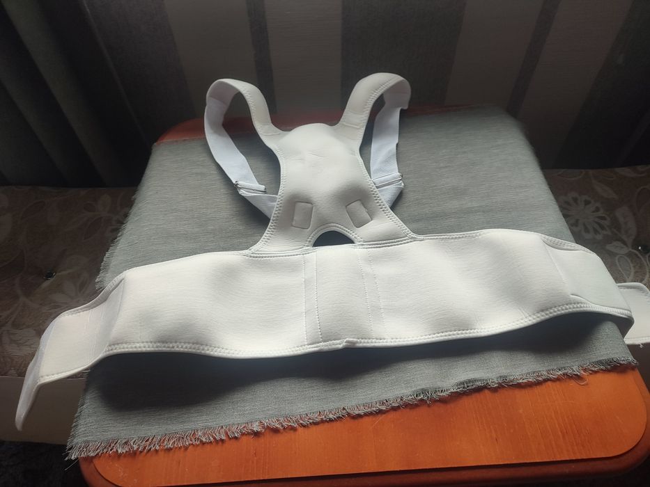 Ортопедичен корсет за промяна стойката на гърба