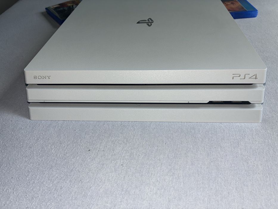 Vand playstation 4 pro generatie noua