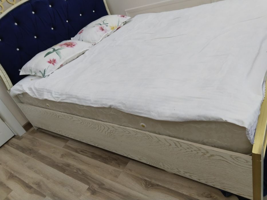 Продается 2 х спальная кровать.