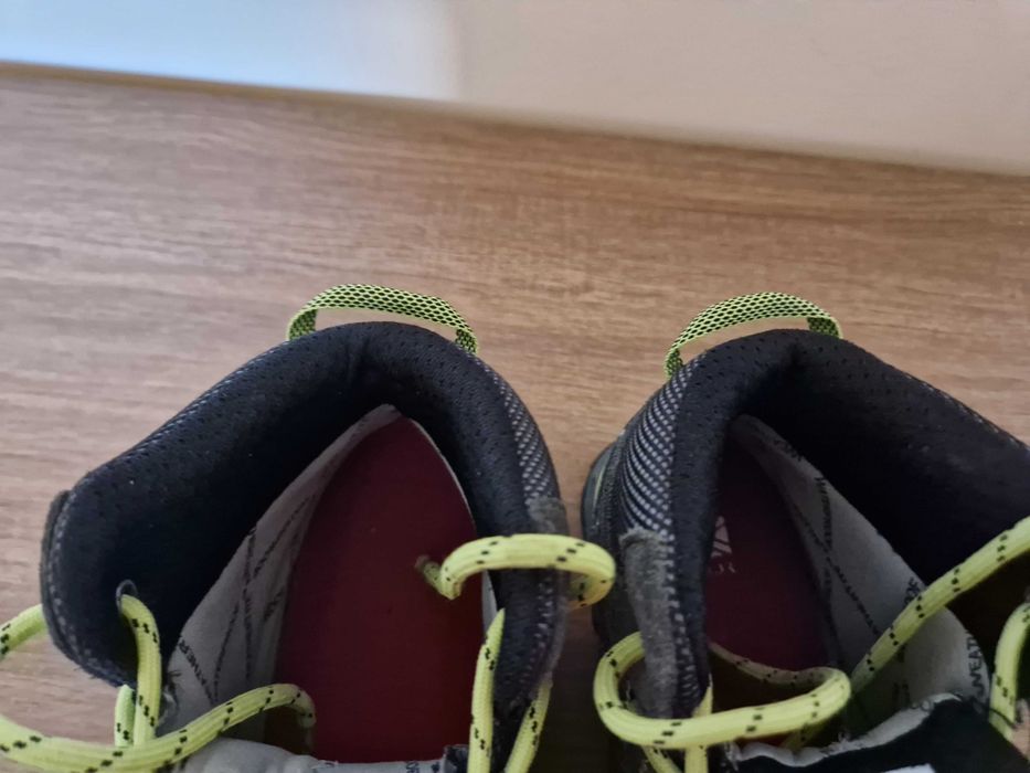 Ghete baietii iarna din Anglia