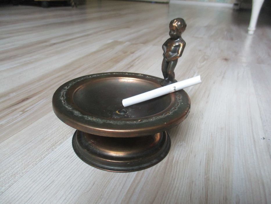 Красив стар меден пепелник