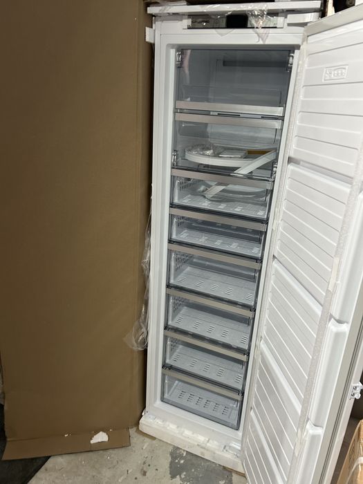 НОВ No Frost Вертикален фризер за вграждане GRUNDIG 177 См ,250 литрa